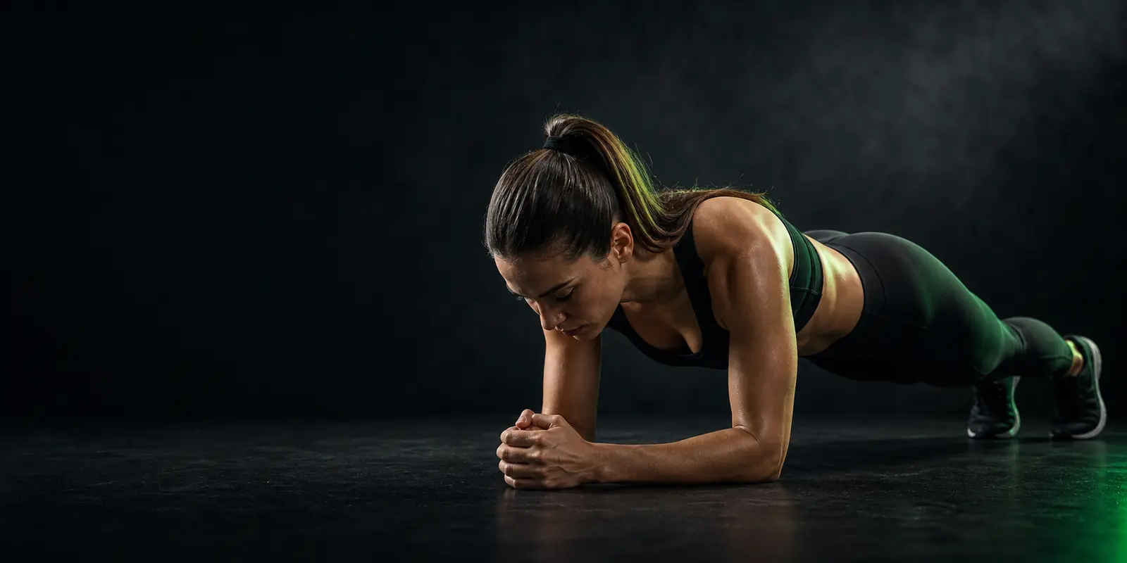 Athlète maintenant une planche dans un studio d'entraînement